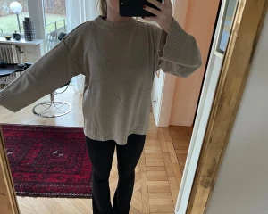 Cashmere tröja - Beige cashmere tröja med vida armar. Snygg detalj med ”utåtvända” sömmar. 