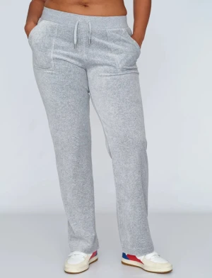 Grå juicy couture byxa - Jag säljer mina grå juicy couture byxor pågrund av att dom inte längre passar mig och att jag rensar min garderob så jag vill bli av med dom så snabbt som möjligt. Fint skick men är använda ett par gånger 