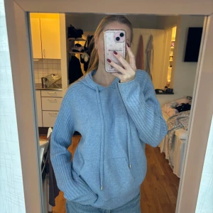 Ljusblå stickad hoddie - Ljusblå stickad hoddie från M&S collection. Storlek L men sitter som en M. 