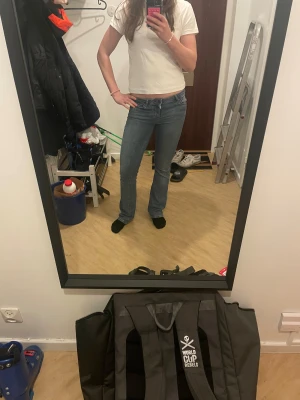 Blå bootcut jeans med låg midja - Säljer dessa jeans från HM som ej används. Lågmidjade, bootcut. Pris kan diskuteras!! 