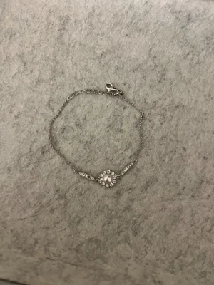 Lily and rose armband - Sååå fint armband i jättefint skick💖💖