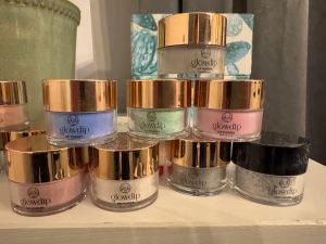 Glowdip Dip Powder i olika färger - Säljer flera burkar Glowdip Dip Powder i olika färger som blå, rosa, silver, grön och lila. Kommer i snygga runda burkar med guldlock. Perfekt för att skapa kreativa och färgglada naglar hemma. Pulvret är lätt att använda och ger en snygg finish. En burk kostar 115kr på hemsidan. Och alla burkar köpta på deras hemsida. Har även borttagnings vätska. 
