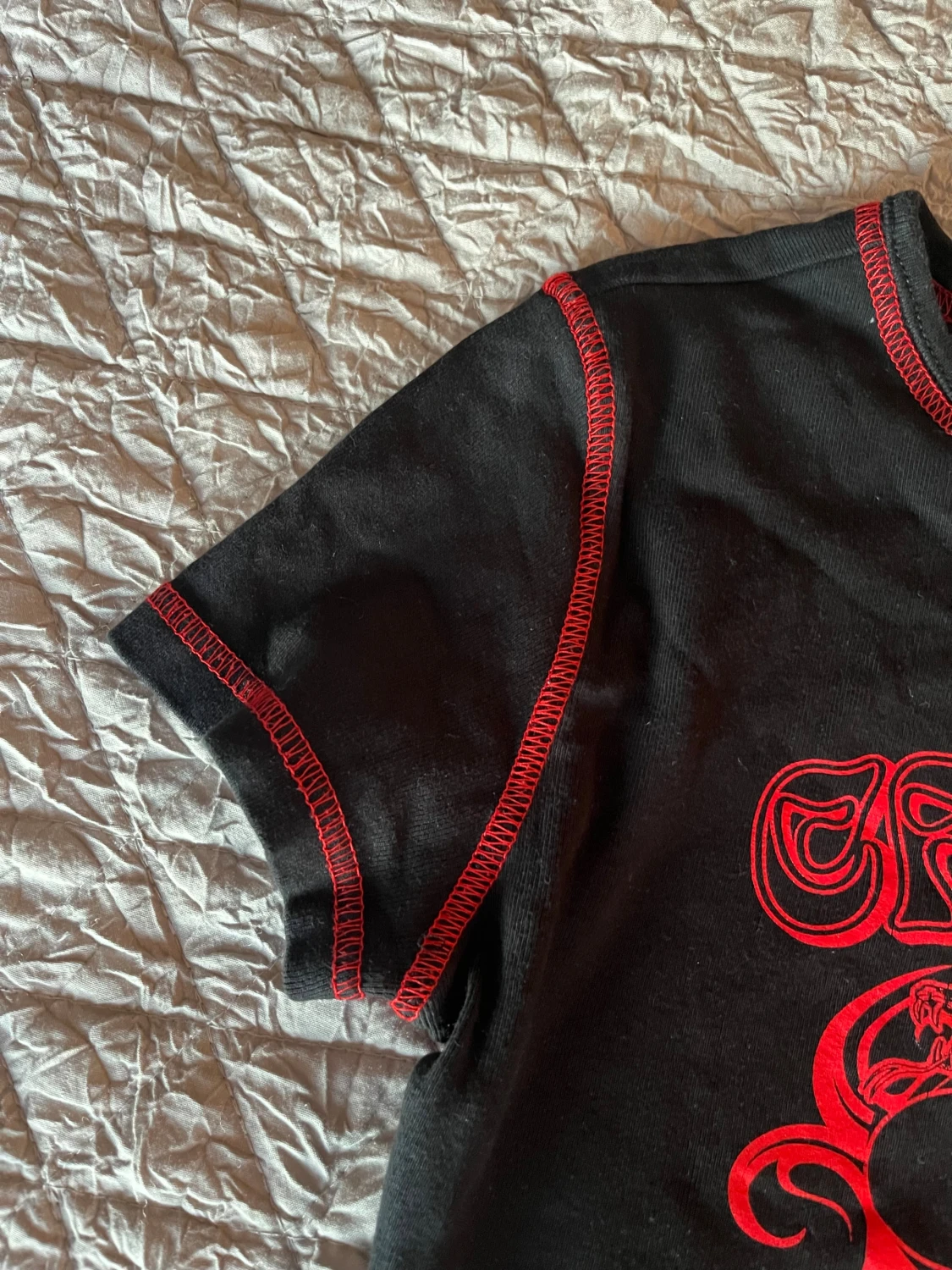 Svart croppad topp med röd print från DIVIDED - 3