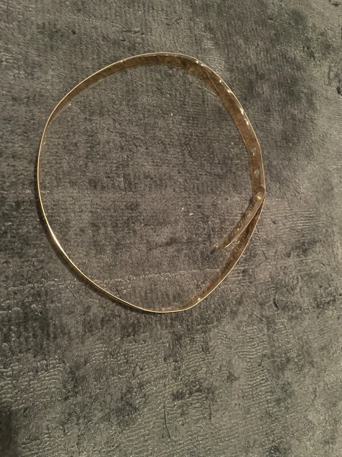 Guldigt metallbälte i minimalistisk stil - 1