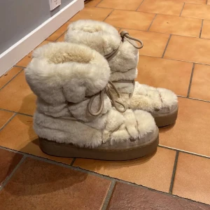 Beige mysiga skor H&M - Så mysiga vinterskor från H&M, helt slutsålda och tillverkas inte längre. Dom är använda två gånger och i mycket bra skick!❄️
