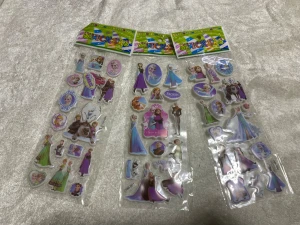 Barn Stickers med Disney och My Little Pony - Färgglada stickers med motiv från Frozen, My Little Pony, Disney Princess och Nalle Puh. Perfekt för att dekorera anteckningsböcker, mobilskal eller brev! Passar dig som gillar populära karaktärer och vill sätta personlig prägel på dina prylar.  45kr/3st /bild  , samma frakt 