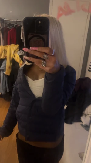 uniqlo jacka 💙 - säljer en jätte snygg uniqlo ultra Light Down-modell som är både vattenavvisande och superlätt 🩷 säljer den då den inte kommer till användning för mig, använd ca 3 ggr 💕sitter jätte bra och jätte snygg till allt! pris kan diskuteras 💘