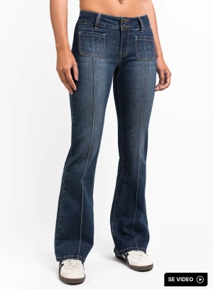 Bootcut low waist jeans från Madlady, blå - Snygga mörkblå bootcut jeans från Madlady med  låg midja. Jeansen har framfickor, dubbla knappar i midjan och bakfickor. Går ner till fötterna på mig som är 180cm! Perfekt för dig som är längre och gillar trendig stil. 🙌