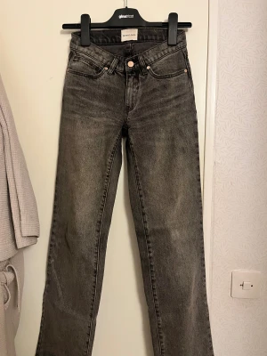 Grå jeans från Abrand Jeans - Snygga grå jeans från Abrand Jeans med klassisk femficksdesign och raka ben. Jeansen är tillverkade i ett slitstarkt denimtyg. De har en diskret tvättad look och en liten läderpatch på bakfickan. Är i perfekt skick!