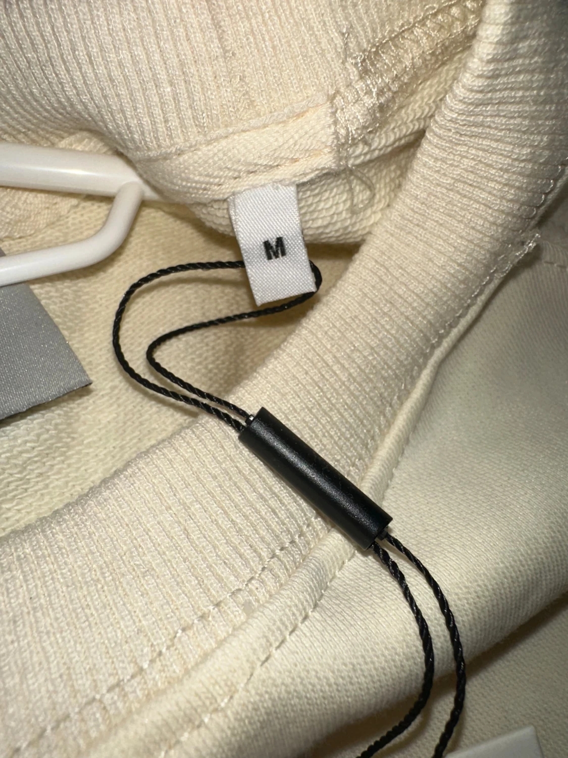 Beige sweatshirt från Ami med rött hjärta - 4