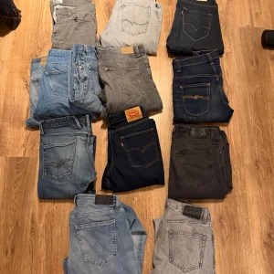 Jeans  - Säljer ett gäng jeans, säljer olika par för olika priser, 300-200kr för olika par. Har replay, Lee och studio. eller om du bara vill ha en så kan vi komma överens med ett pris. Tveka inte o höra av dig om du är intresserad.                       Jeansen passar runt 180 cm 