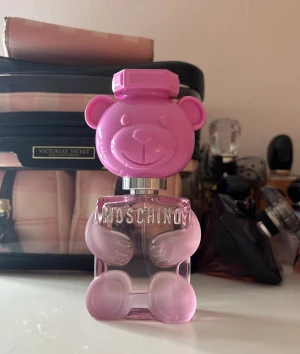 Moschino parfym - Moschino toy 2 bubblegum 30 ml. Knappt använd. Köpt i augusti 2025🩷