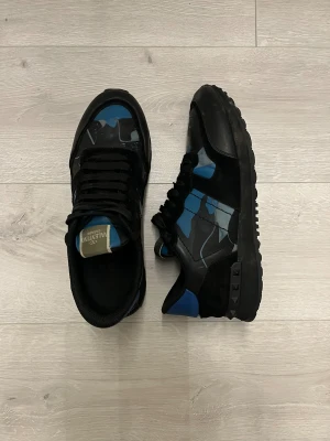 Rockrunners mörkblå - Hej! Säljer dessa rockrunners i strl 42//skorna är i supersick//passar ärven lite större//fråga gärna vid frågor eller funderingar!