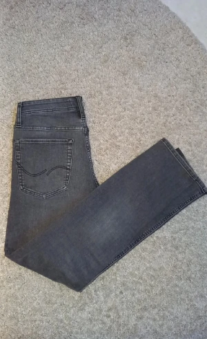 Nya Jack & jones jeans - Säljer nu dessa jack & jones jeans helt nya. Model glenn slim fit, säljer då jag aldrig riktigt använde dem. Det är köpta i butik för 1000, mitt pris 200 kvitto finns🍾🍾