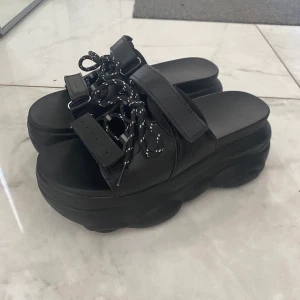 Chunky  - As snygga chunky tofflor! Använda 1 gång, dom är i nyskick! Skulle säga att dom passar någon som är en 37-38. Pris går att diskuteras