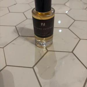 PD Homme Intense Eau de Parfum - Stilren parfym med modern vibe, perfekt för dig som vill sticka ut. Flaskan har en enkel design och passar bra i väskan. Eau de Parfum för dig som gillar att testa nya dofter. Inspirerad av Dior homme intense.