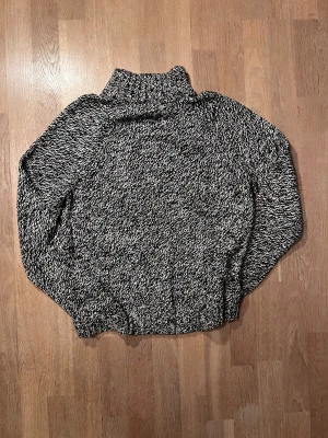 Svartvit polotröja från Chaps  - Snygg svartvit polotröja från det välkända märket Chaps i storlek XL men är mer som L. Tröjan har ett grovt stickat mönster och en hög krage. Perfekt för dig som gillar en chill och stilren look under höst och vinter. ❄️ Priset är inte hugget i sten 🙌  Skick 9/10 ✅ Skickar inom 48 timmar om inte samma dag 🚚