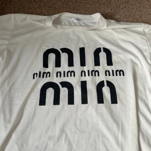 T-Shirt Med Tryck - helt ny & oanvänd, onesize storlek.