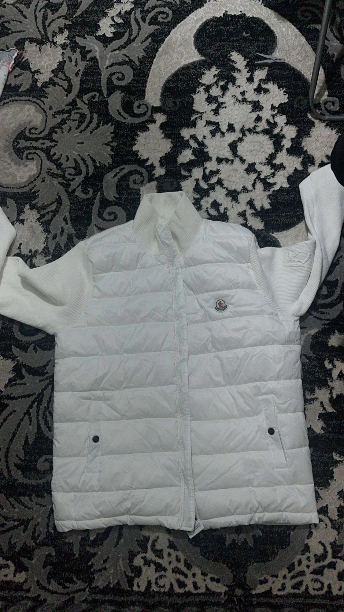 Vit Moncler pufferjacka med stickade ärmar