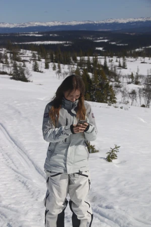 Vita täckbyxor Raven - Säljer mina vita skoter byxor, använda enstaka gånger och inge skada. Meddela för mer bilder. Storlek S eller xs passar båda