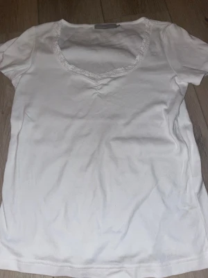 Vit blus med spets från KappAhl - Från Kappahl storlek m