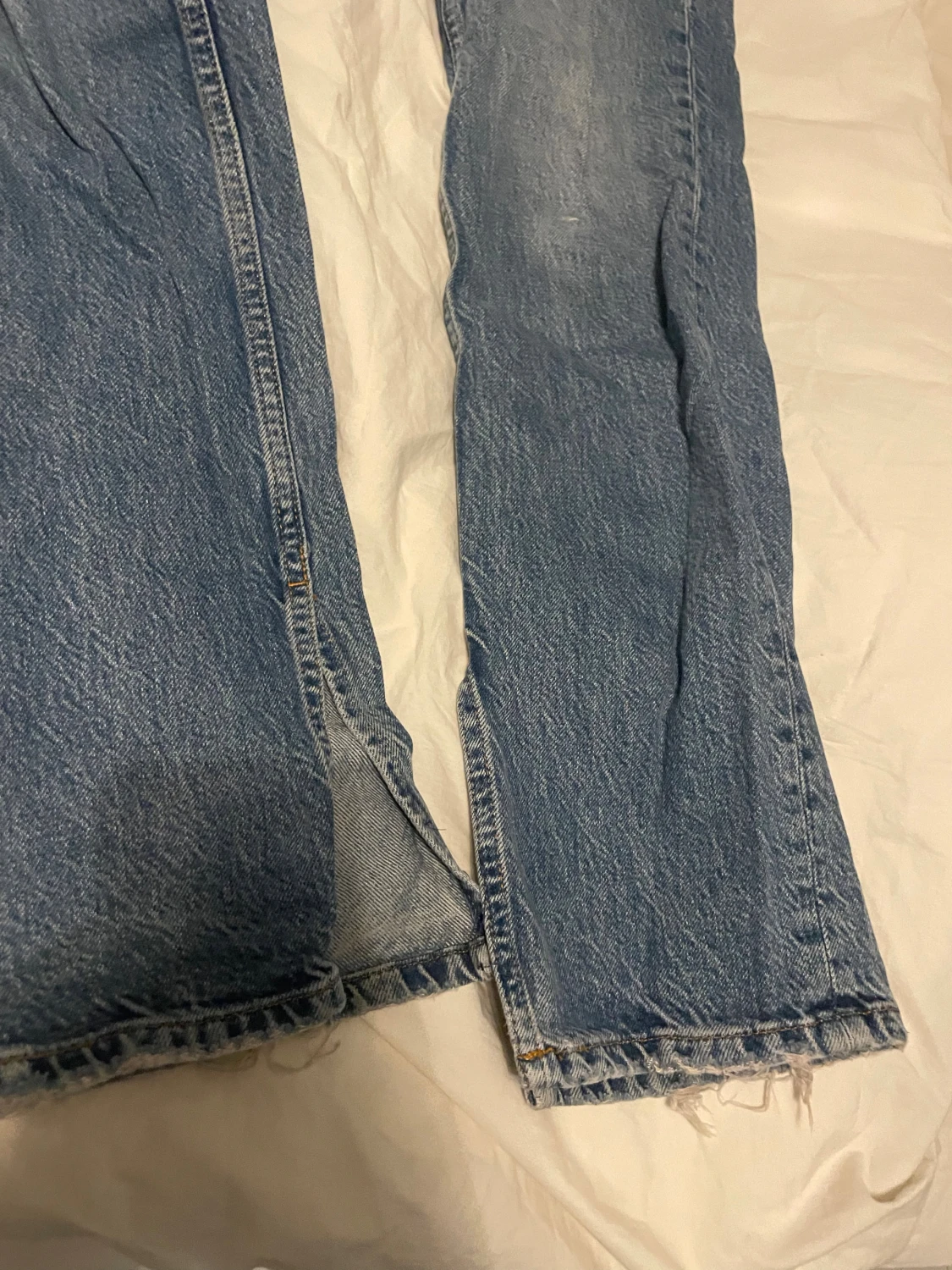 Raka jeans med slits