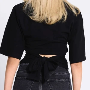 Svart topp med knyt - Svart top som man kan knyta där bak från lager 157! Inte min bild, kom privat för egna bilder!💕 Använt fåtal gånger ❣️