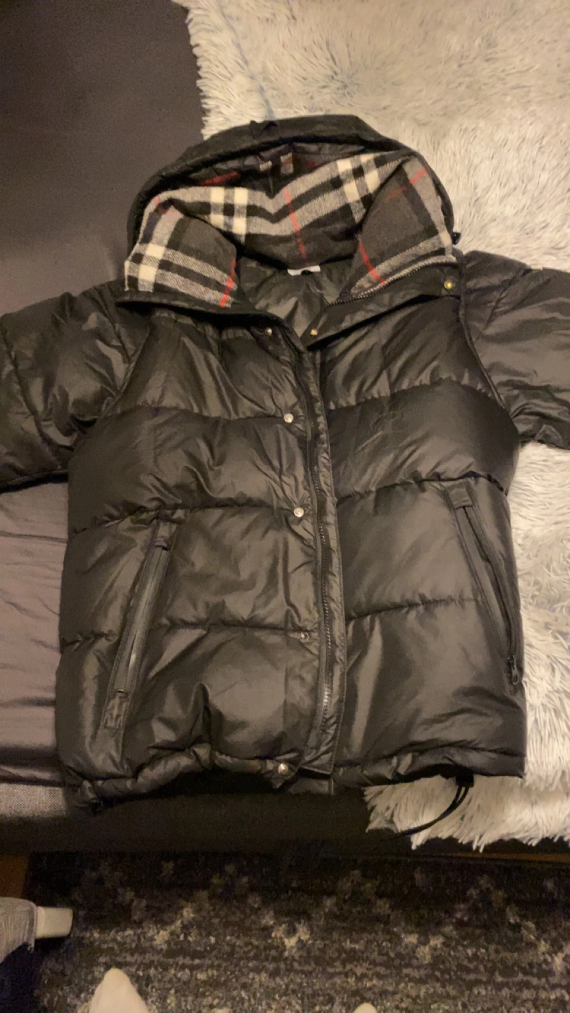 Svart Burberry pufferjacka med rutig huva