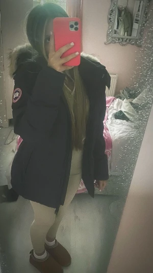 Canada Goose Chelsea - Säljer en svart dunjacka från Canada Goose med ikonisk patch på ärmen och fluffig päls runt huvan. Jackan har dragkedja framtill, långa ärmar och flera praktiska fickor. Perfekt för kalla dagar och riktigt snygg till vinterlooken.