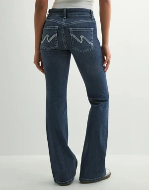 Nelly Bootcut jeans  - Snygga blå bootcut jeans. Köpta från Nelly, nypris 700kr. Storlek 38, passar på både M och S