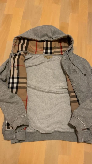 Burberry kofta/hoodie - Burberry hoodie som jag inte använder längre. Den har lite ”skador” som inte är så synlig och grovt. Den är M men passar S också.