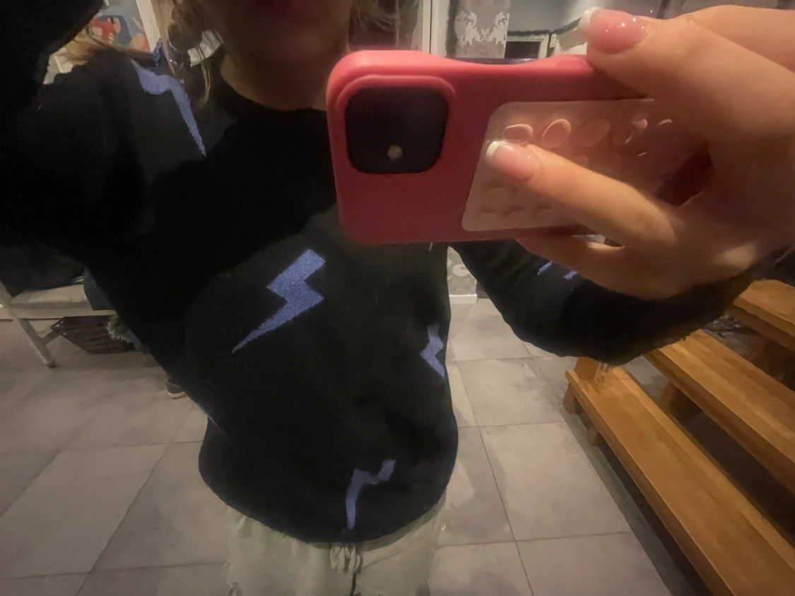 Svart tröja med blå blixtar - 1