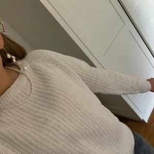 Stickad tröja  - Säljer denna vita tröjan från hm. Den är nästan aldrig använd så den är i väldigt bra skick. Hör av dig vid frågor 💕