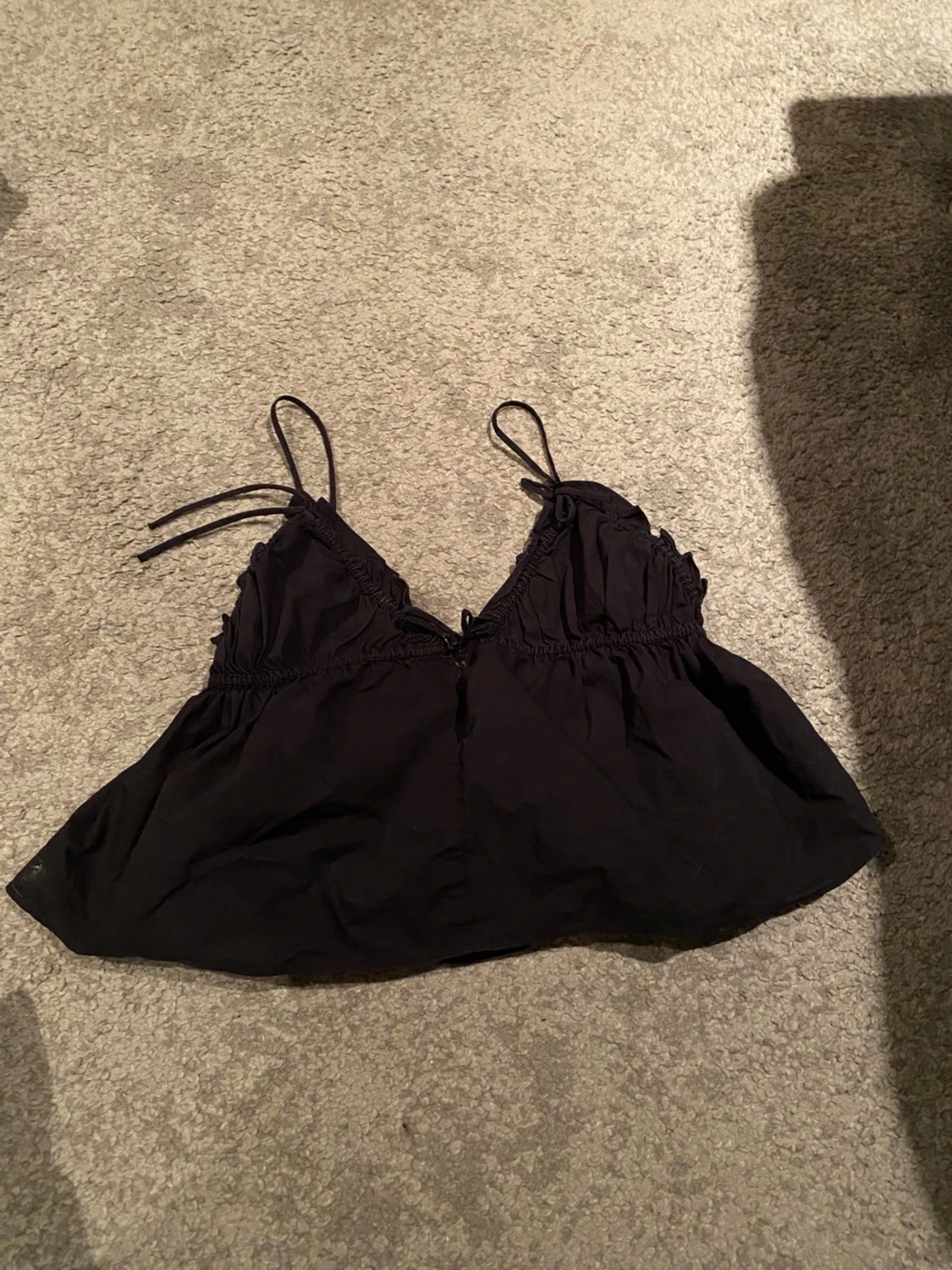 Svart linnetopp med volangdetaljer