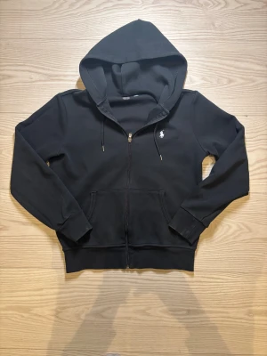 Ralph lauren zip hoodie - Riktigt go och fräsch Ralph lauren zip hoodie i svart | Nypris: 2199kr | Äkta såklart | Storlek: S | Inga defekter eller liknande | Priset är diskuterbart! | Hör av er vid minsta fundering!🙌