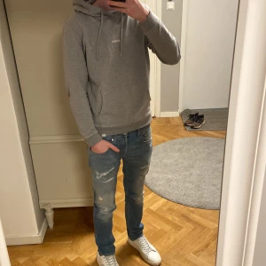 Grå les deux hoodie - Säljer en grå hoodie från les deux. I väldigt bra skick, använd endast fåtal gånger. Storleken på tröjan är M men fungerar även som S. Köpt för 1199, säljer för endast 499.Skriv vid minsta fundering .