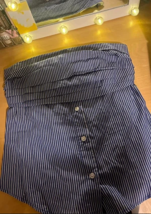 Blåvit randig tubtopp - säljer en blå randig tub topp! super fin och passar till massa snygga outfits 