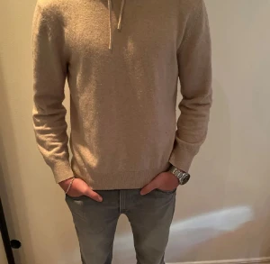 Sayless kashmir hoodie - Säljer denna sayless kashmir hoodie i bra skick men en defekt som knappt syns finns med på bild 4 (kragen) storlek M