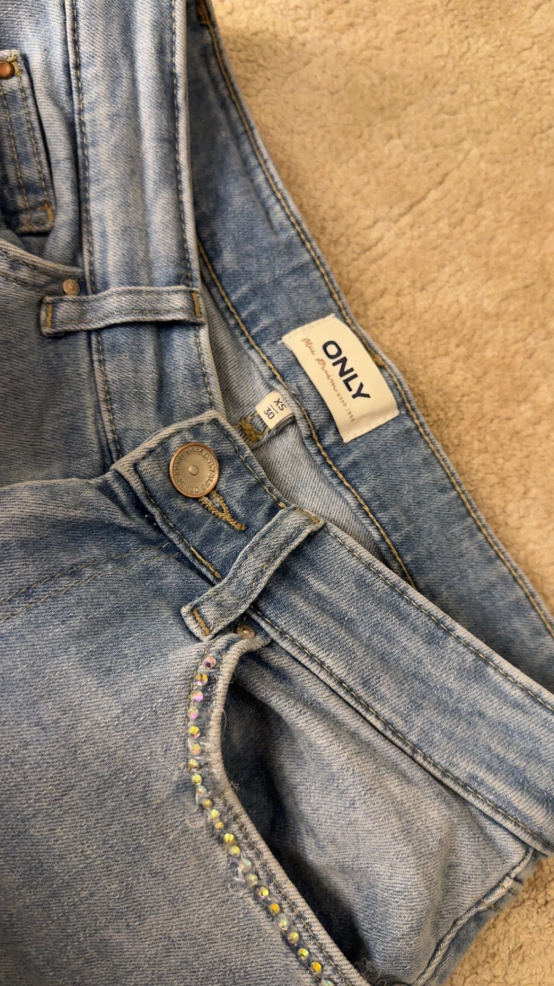 Bootcut jeans med pärldetaljer från ONLY - 4