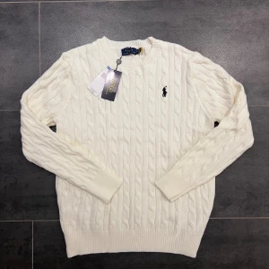 Vit Polo Ralph Lauren - Säljer denna vita Ralph Lauren tröja i perfekt skick.