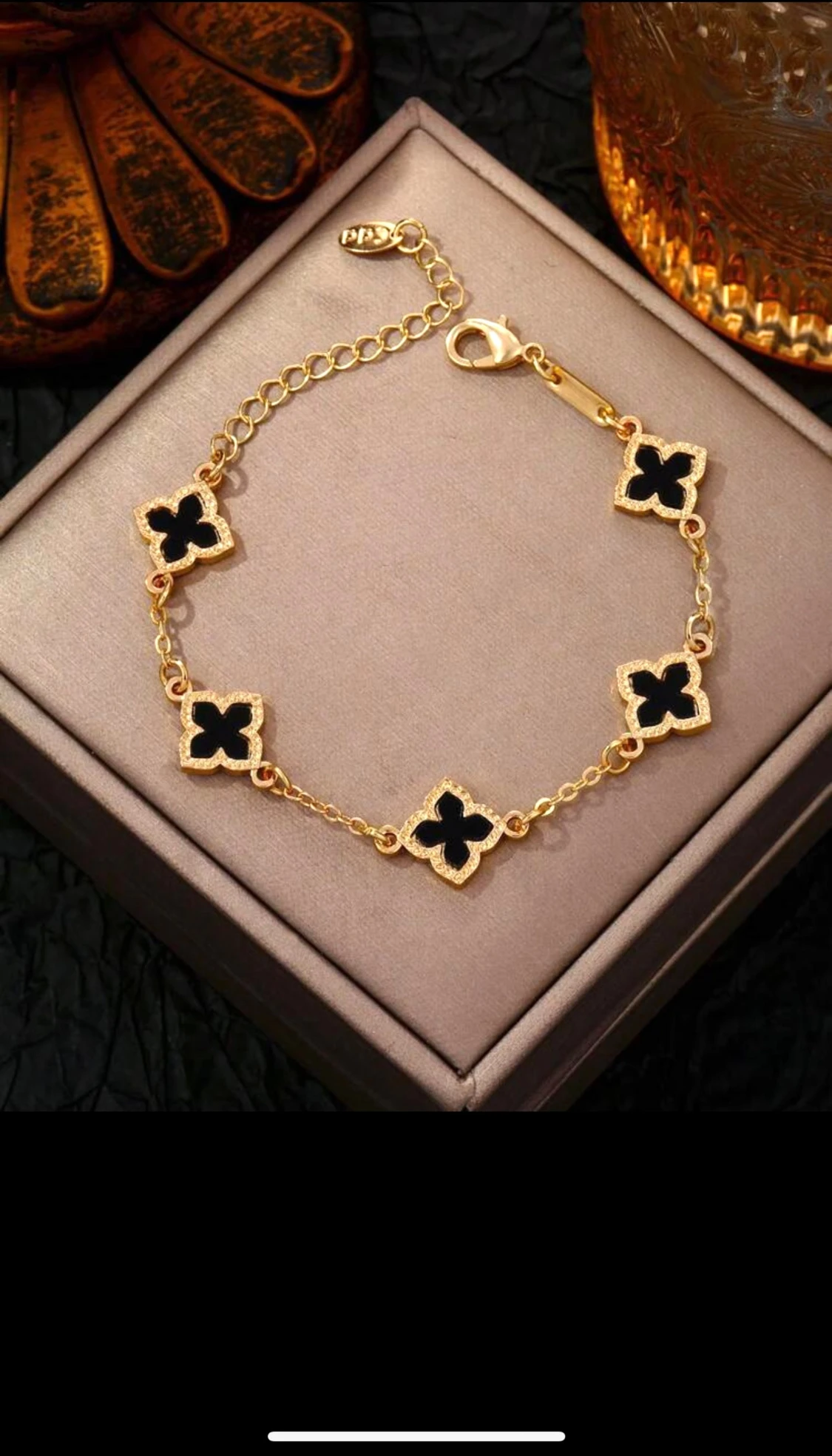 Armband med svarta klöver