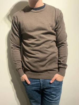 J.Lindeberg Tunn Tröja - Hej! Säljer nu denna väldigt snygga J.Lindeberg tröjan.  Storlek M Medium  Färg: Brun Skick: 8/10 det enda är en liten reva som man ser på bild 2.   Skickas spårbart eller hämtas upp efter överenskommelse. Vid intresse – hör gärna av dig.  Skriv vid frågor eller ifall du vill ha fler bilder:) 