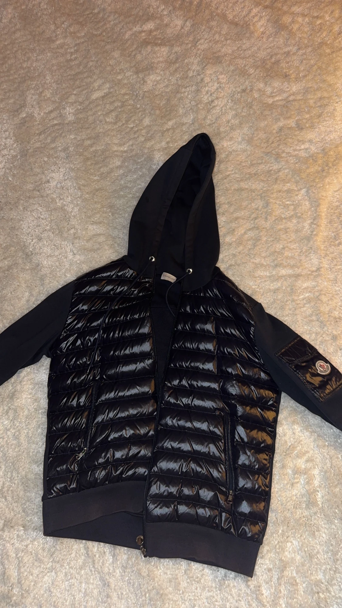 Svart pufferjacka med huva från Moncler