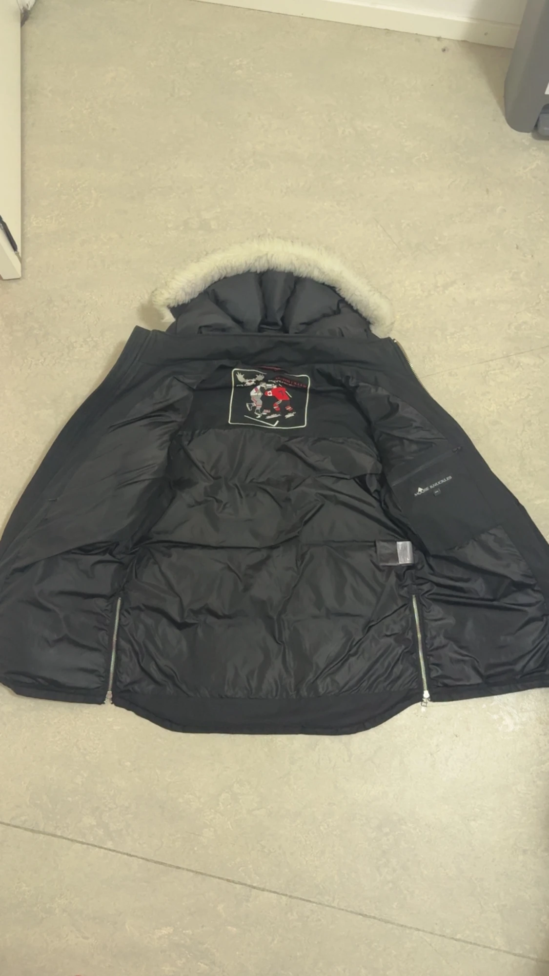 Svart dunjacka med päls från Moose Knuckles - 3