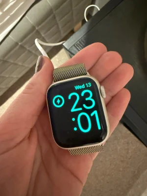 Apple Watch Series 7 - Säljer min Apple Watch med snyggt rosé  Milanese Loop-band i metall.  ÄKTA köpt för något år sedan men knappt använd. Har några repor. 