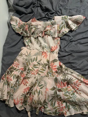 Flower dress - Blommig klänning. Har haft på 1 gång förut, köpte för 300kr.