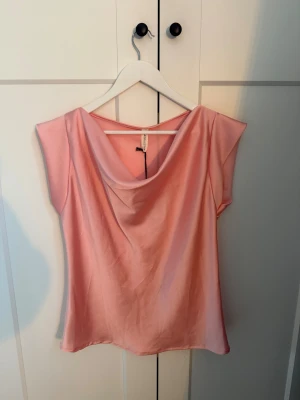 Ljusrosa topp - Supersnygg ljusrosa blus från Elle Style. Nyskick i storlek M 