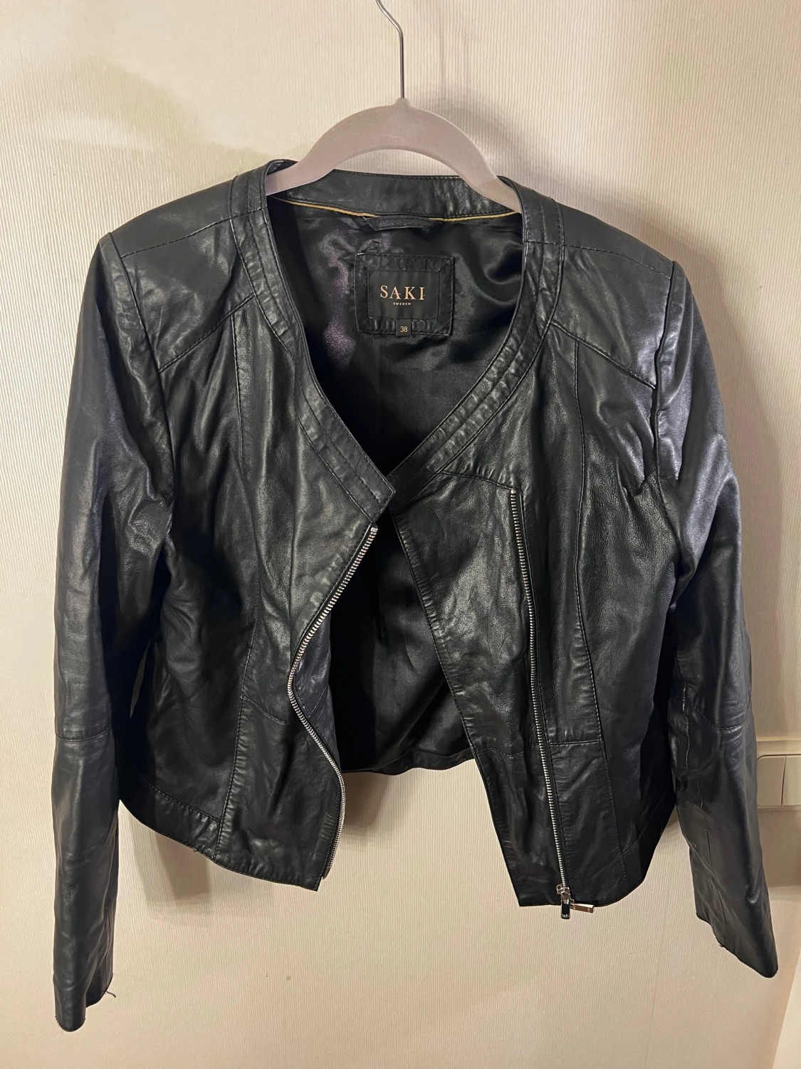 Svart skinnjacka från Saki