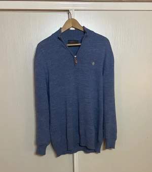 Morris half zip - Snygg Morris half zip i toppskick. Storlek L men passar mig som har M. Säljer då den inte används särskilt mycket längre.                                       Nypris: 1799 kr mitt pris: 799 kr.                                             Priset går att diskutera vid snabb affär!