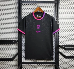Svart PSG fotbollströja Nike Dri-Fit - Snygg svart PSG fotbollströja från Nike med Dri-Fit material. Tröjan har korta ärmar och coola detaljer i rosa och lila på krage och ärmslut. Diskret blommönster över hela tröjan och PSG-logga samt Nike Swoosh i rosa framtill. Perfekt för dig som gillar unik design.